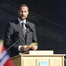 Kronprins Haakon på talerstolen i Hareid (Foto: Stella Pictures).
